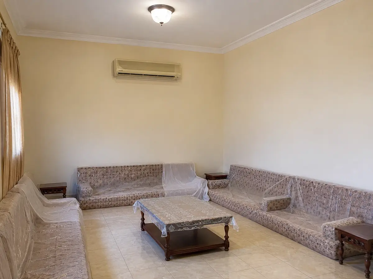 مجلس بسيط قبل إعادة تصميم الجبس والديكور
